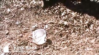 sie spielt mit Kacke im Feien