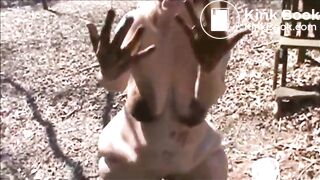 sie spielt mit Kacke im Feien