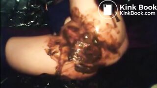 Babe shitting diarrhea and fingering asshole