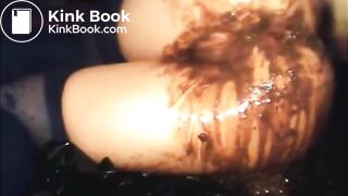 Babe shitting diarrhea and fingering asshole