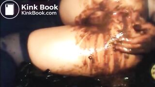 Babe shitting diarrhea and fingering asshole