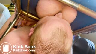 Frau scheisst in den Mund