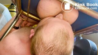 Frau scheisst in den Mund