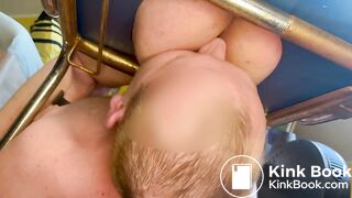 Frau scheisst in den Mund