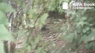 dans les fourrés