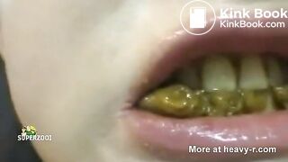 Schlampe putz ihre Zähne mit Scat