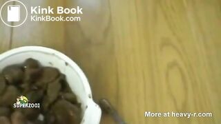 Schlampe putz ihre Zähne mit Scat