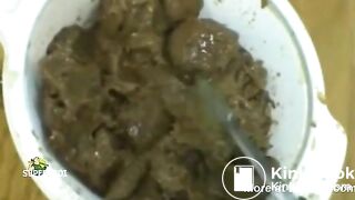 Schlampe putz ihre Zähne mit Scat