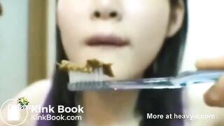 Schlampe putz ihre Zähne mit Scat