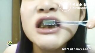 Schlampe putz ihre Zähne mit Scat