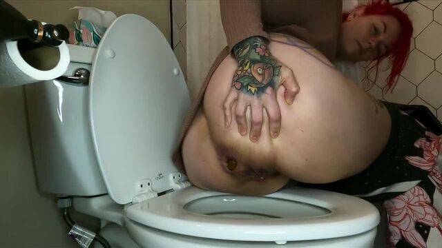 Hottie pooping in the toilet