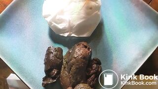 Elle filme son anus et sa fente, elle pisse et elle défèque