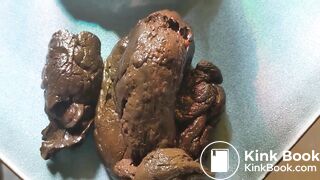 Elle filme son anus et sa fente, elle pisse et elle défèque