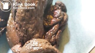 Elle filme son anus et sa fente, elle pisse et elle défèque