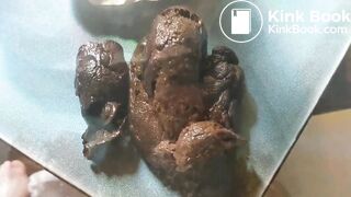 Elle filme son anus et sa fente, elle pisse et elle défèque