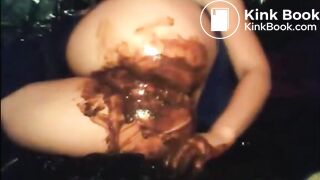 Babe shitting diarrhea and fingering asshole
