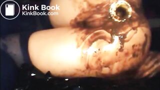 Babe shitting diarrhea and fingering asshole