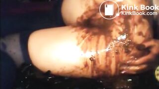 Babe shitting diarrhea and fingering asshole