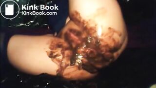 Babe shitting diarrhea and fingering asshole