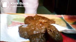 Fat ass mature ladt is doing a very big quantity of shit