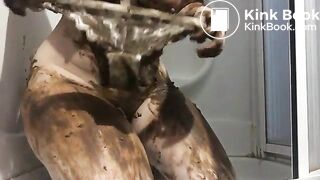 Curvy woman smearing her shit