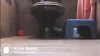 Hot ass brunette shitting on the floor doggystyle