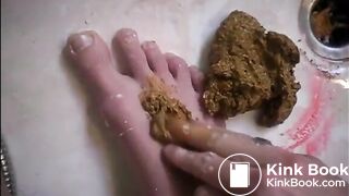 Girl shitting in the shower and smering it on her feet