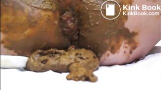 Mature lady masturbating with brush and shitting