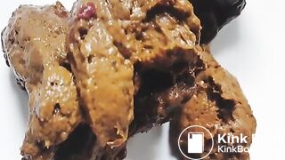 l'étron pousse un gaz