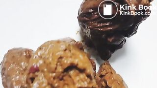 l'étron pousse un gaz