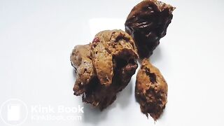 l'étron pousse un gaz