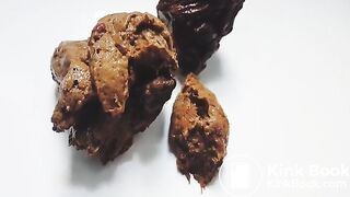 l'étron pousse un gaz