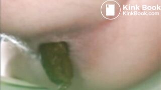 Compilation de femmes qui expulsent de beaux gros cacas dodus