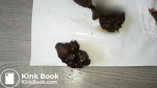 Un bon gros caca bien dodu lui sort du cul