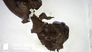 Un bon gros caca bien dodu lui sort du cul