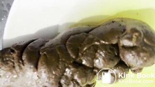 Trop constipée pour arriver à déféquer, elle doit se faire jouir le clito pour se détendre le rectum