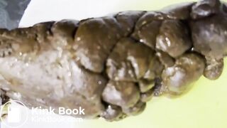 Trop constipée pour arriver à déféquer, elle doit se faire jouir le clito pour se détendre le rectum