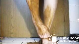 Mature bbw smearing shit on her feet and legs
