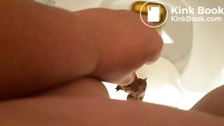 S records herself shitting