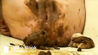 Elle adore jouer avec sa merde !