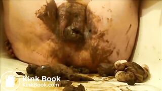 Elle adore jouer avec sa merde !