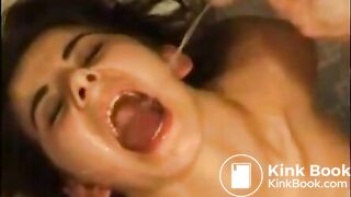 Une bonne cochonne qui se régale de pisse et merde !