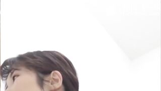 Hon blir avbruten under själva processen