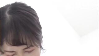 Hon blir avbruten under själva processen