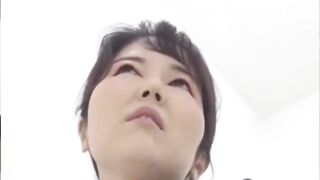 Hon blir avbruten under själva processen