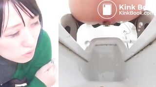 Ansikte och man ser när hon pressar ut bajset