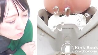 Ansikte och man ser när hon pressar ut bajset