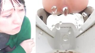 Ansikte och man ser när hon pressar ut bajset