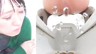 Ansikte och man ser när hon pressar ut bajset