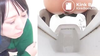 Ansikte och man ser när hon pressar ut bajset